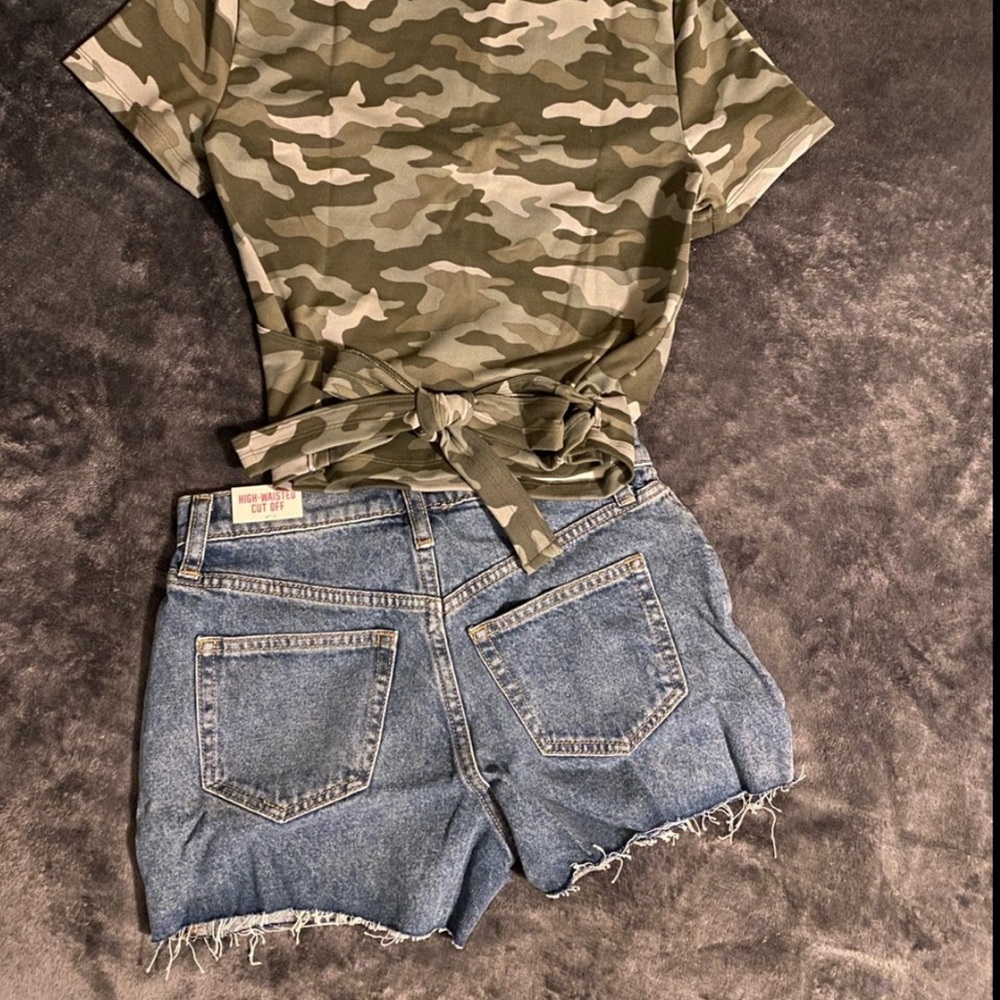 NEW PINK Brand high waisted raw hem denim shorts size 25.